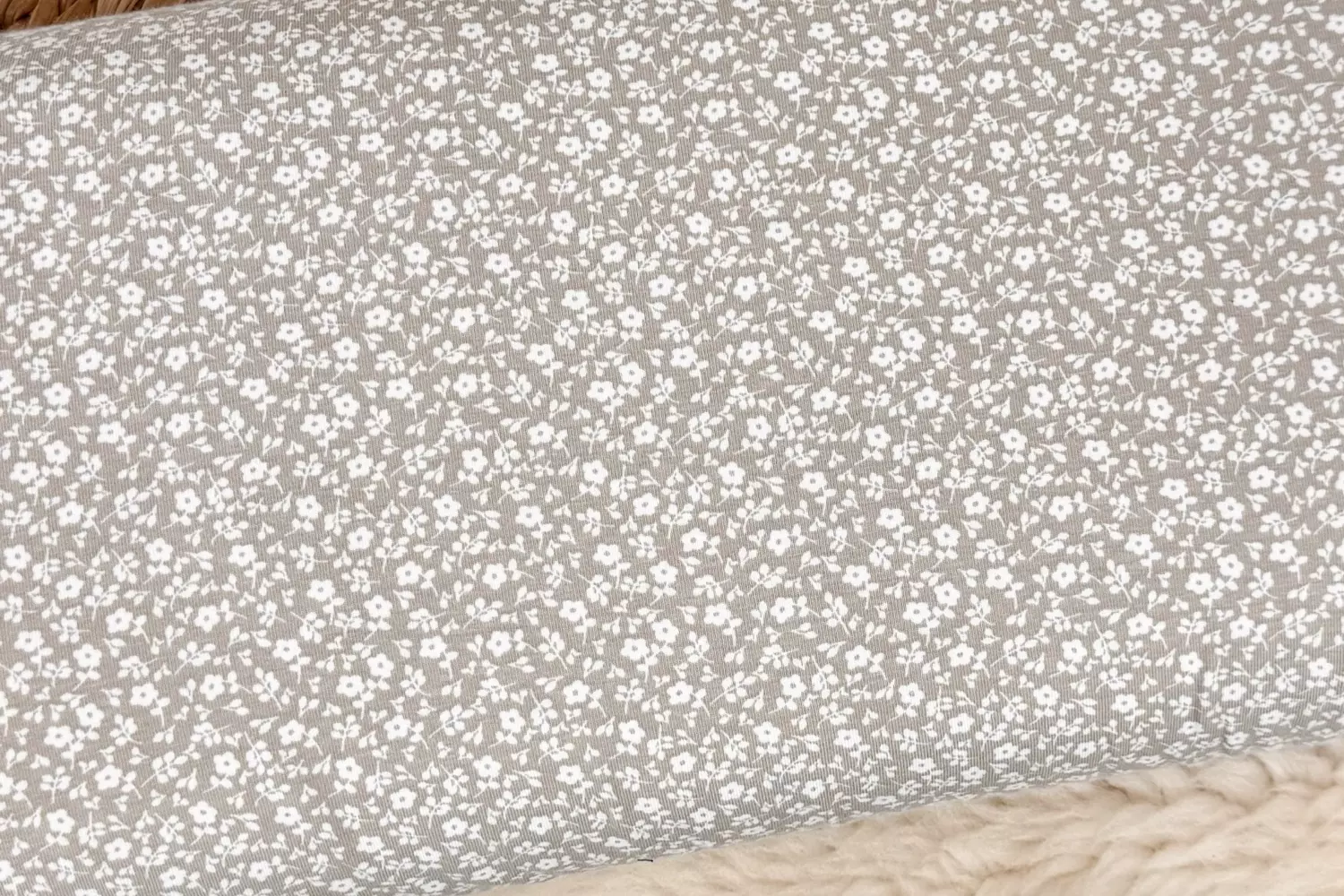 elastischer Jersey Stoff mit kleinen Blümchen in taupe