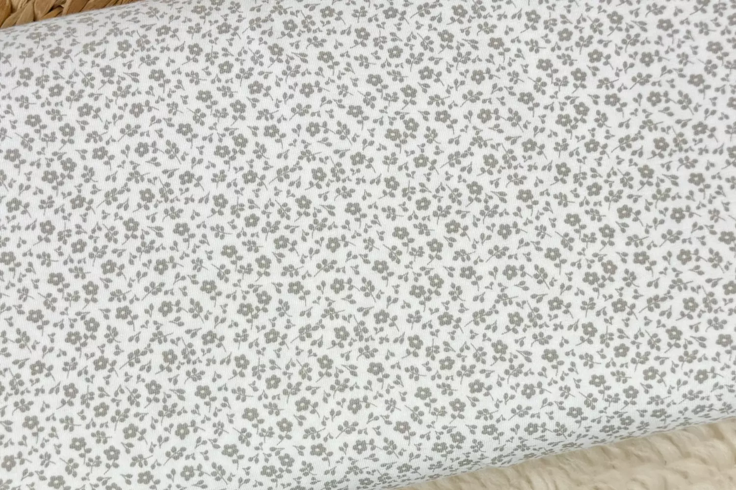 elastischer Jersey Stoff mit kleinen Blümchen in weiß