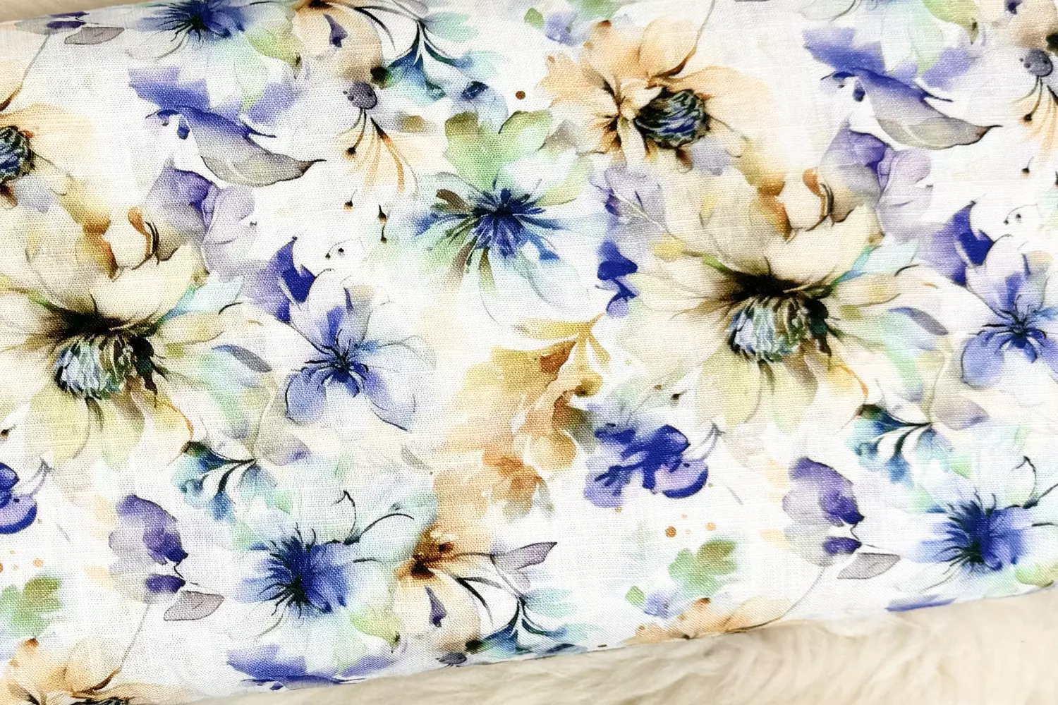 Leinen Stoff mit aquarell Blumen Muster in royalblau