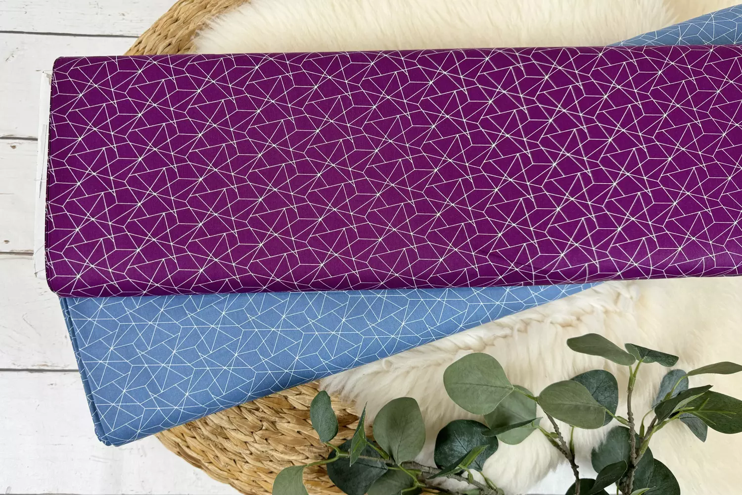 Baumwollstoff Popeline – geometrisches Muster in hell jeansblau und violett - Öko-Tex 100