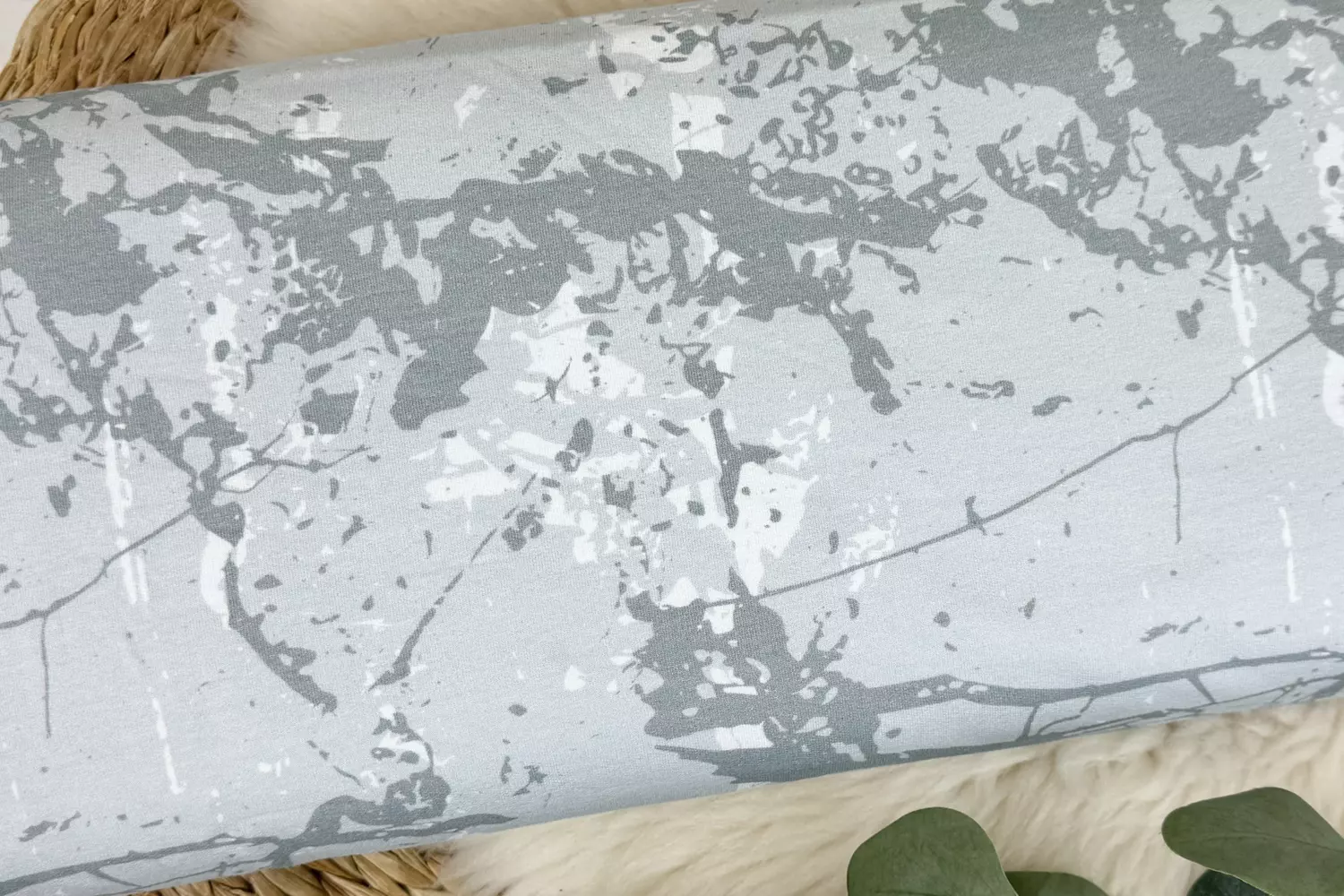 abstrakter Sweat Stoff mit abstracktem Texturenmuster in hellgrau
