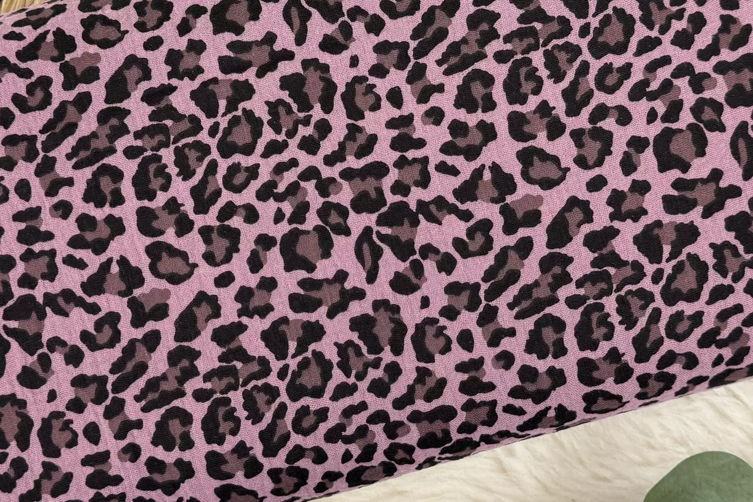 Musselin Stoff - Leoprint Muster, Animalprint hell brombeere - Öko-tex-100, Double Gauze