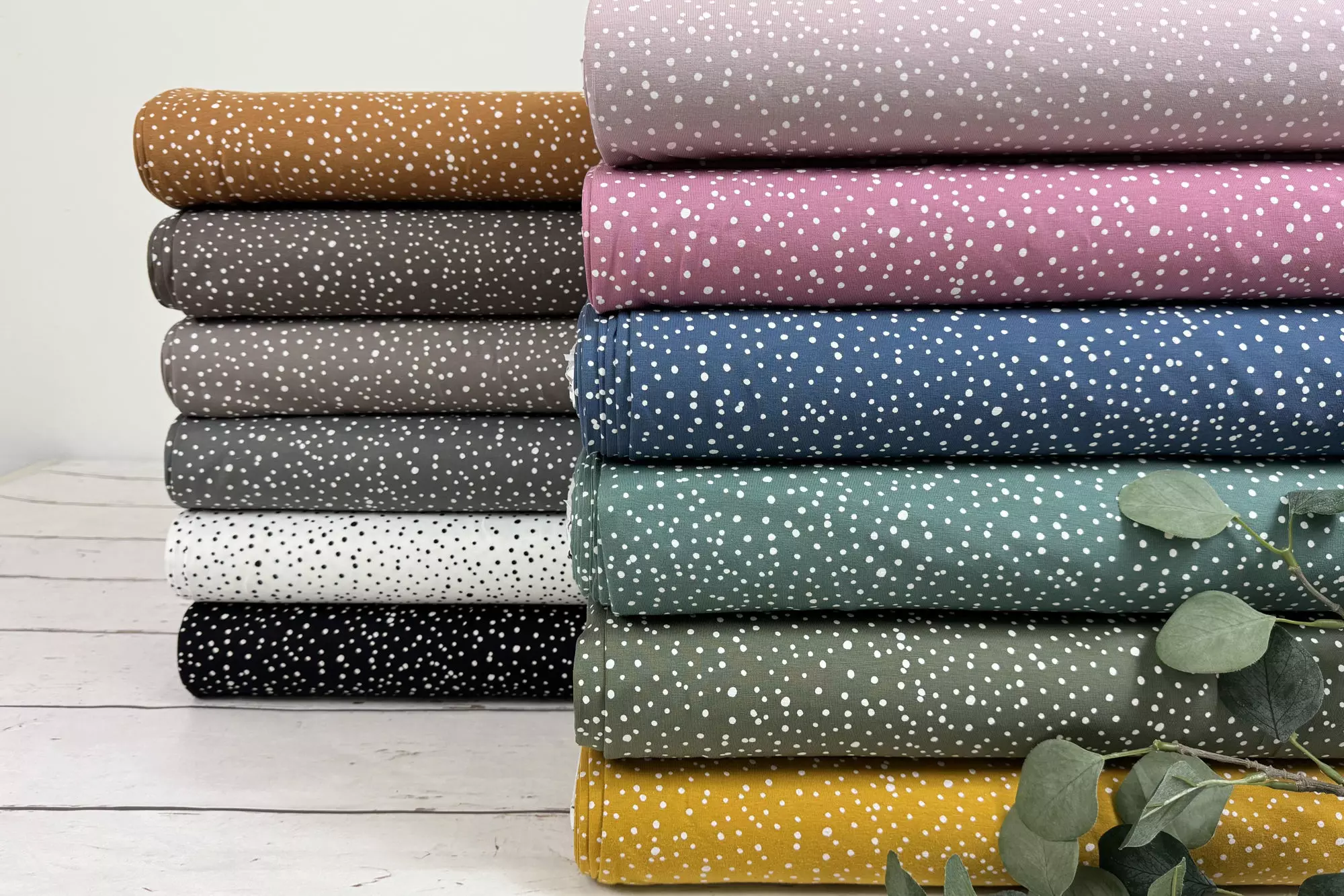 Baumwolljersey mit mini Punkten in verschiedenen Farben