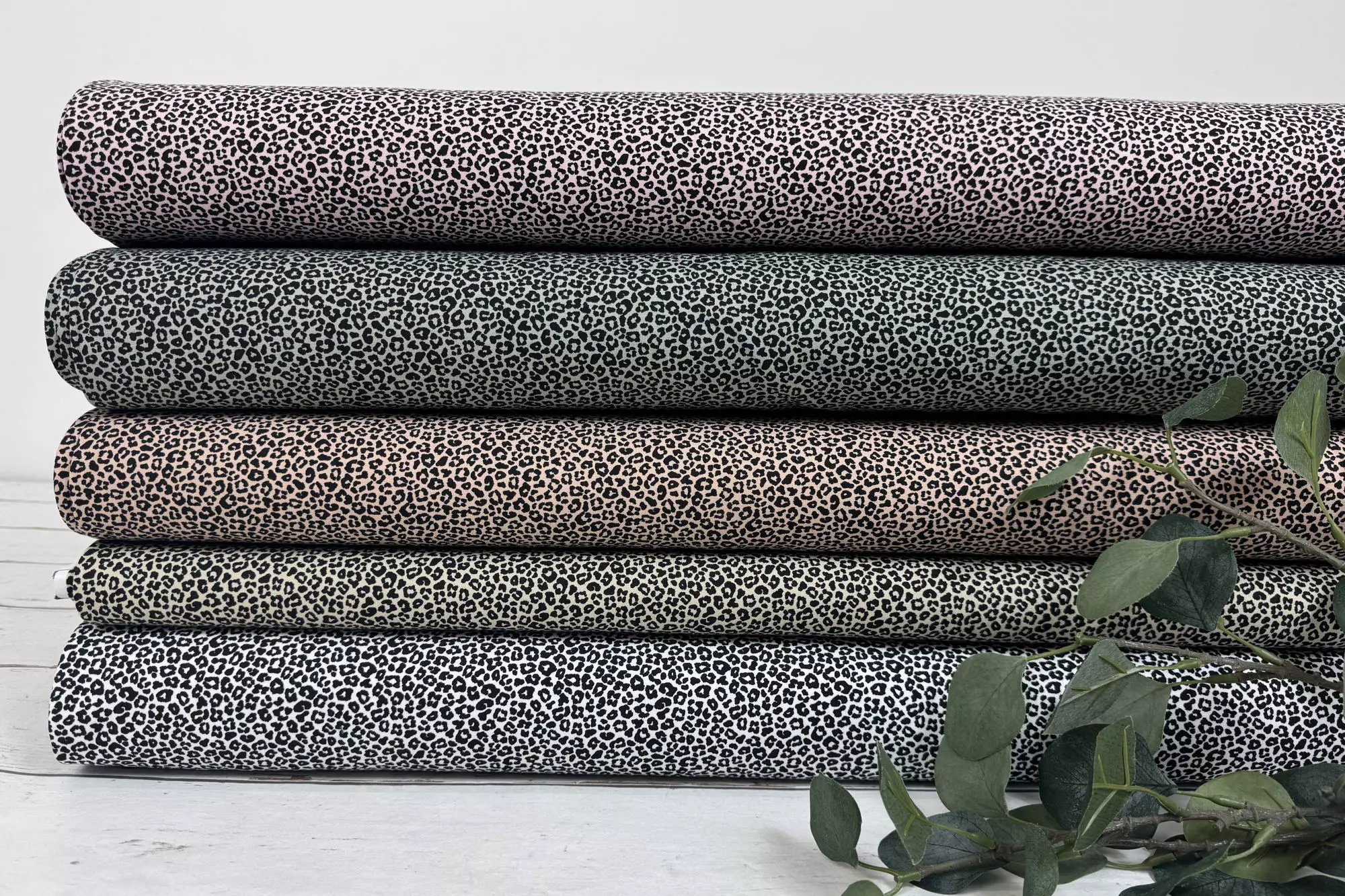 Jersey Stoff - Leoprint Animalprint in ecru, beige, apricot, hell olivgrün und hell altrosa - Öko-Tex-100
