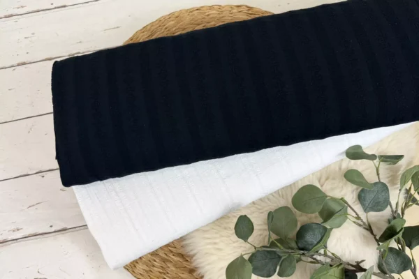Baumwollstoff mit Stickerei Struktur in schwarz und weiß