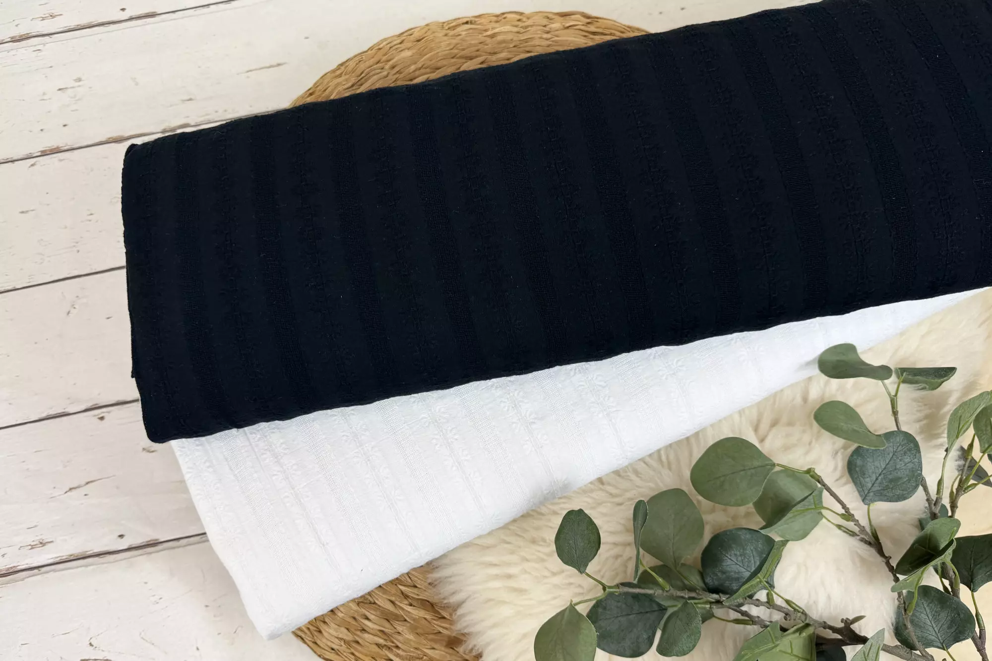 Baumwollstoff mit Stickerei Struktur in schwarz und weiß