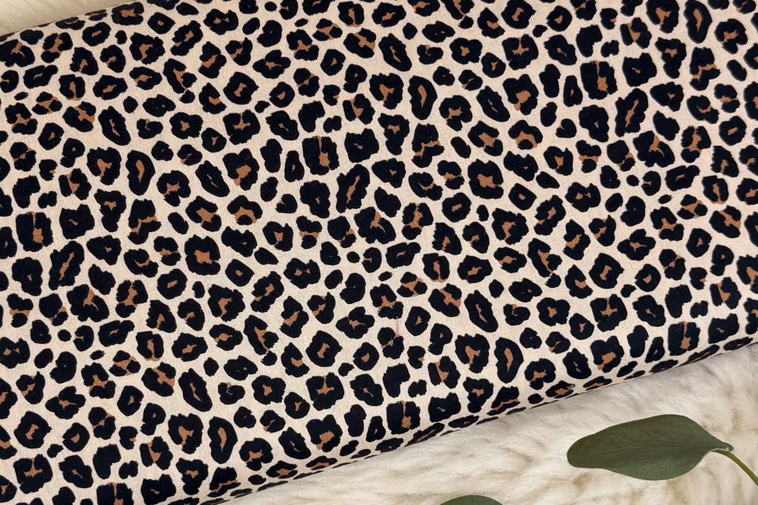 Baumwollstoff mit Leoprint Muster in beige